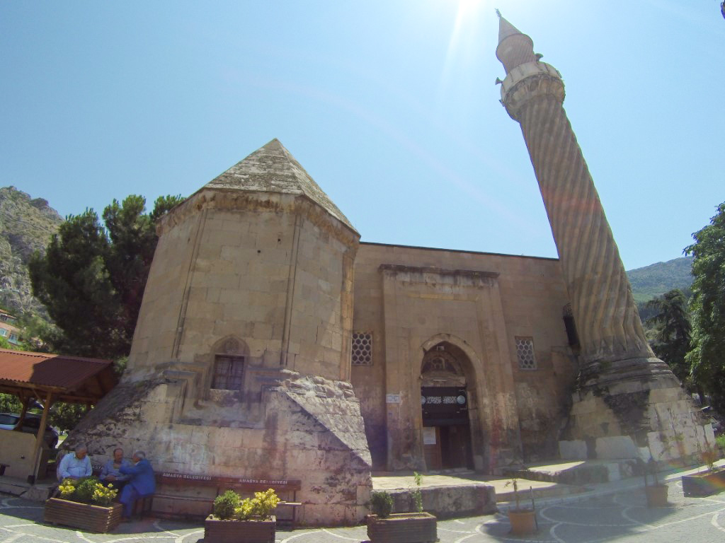 Burmalı Minare Cami